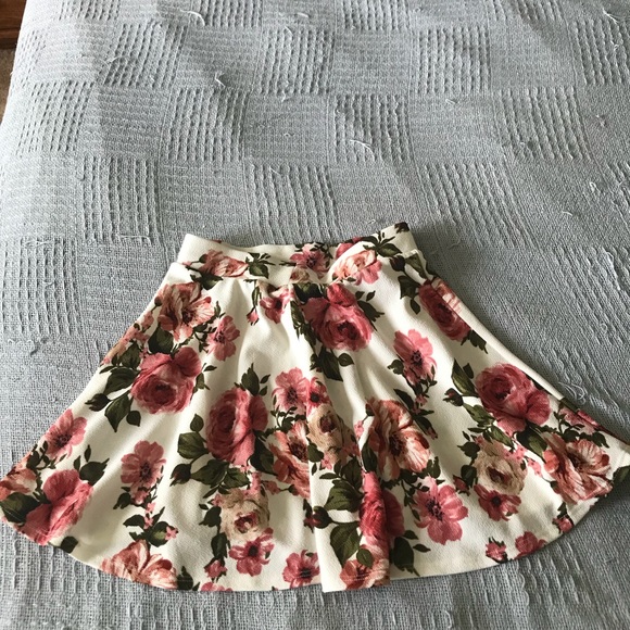 White Floral Mini Skirt - Picture 2 of 2